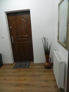 una puerta de madera en una habitación con suelo de madera en Pokój gościnny ROYAL, en Świeradów-Zdrój