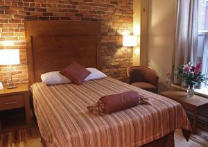 Postel nebo postele na pokoji v ubytování Hotel Quartier des Spectacles