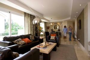 Ruang duduk di Appt 311 Heaven Beach-Paseo-All year heated pool-Free Bikes