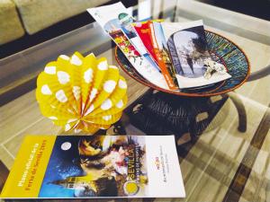 een tafel vol boeken en een bord met eten bij Miraflores 58 Apt - Private Parking Opt in Sevilla