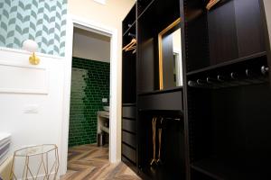 een badkamer met een zwarte kast met een spiegel bij Don Raffaele Resort in Napels