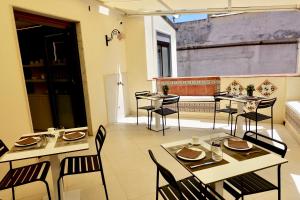 卡塔尼亚ETNEA STYLE CATANIA LUXURY ROOMS的一间用餐室,内设桌椅