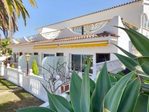 una casa bianca con una recinzione bianca e palme di Cosy Well Located Apartment with swimming pool Tenerife a Tacoronte