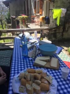 グラヴェドーナにあるLake Como Cottageのパンとチーズの盛り合わせが付いたテーブル