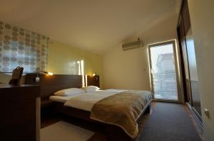Ein Bett oder Betten in einem Zimmer der Unterkunft Vila Đurić - Ex Hotel Đurić