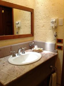 A bathroom at Hotel Quinta Santiago