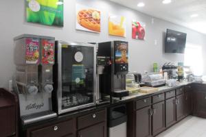 - une cuisine avec 2 machines à café sur un comptoir dans l'établissement Quality Inn & Suites, à Cincinnati