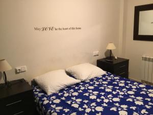 ein Schlafzimmer mit einem Bett mit einer blauen und weißen Decke in der Unterkunft Flandria appartement 150m from beach in Salou