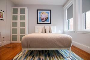 um quarto com uma cama num quarto com janelas em A Stylish Stay w/ a Queen Bed, Heated Floors.. #31 em Brookline