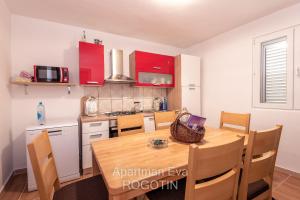 Kuchyňa alebo kuchynka v ubytovaní Apartman Eva Rogotin + 28 fotografií