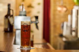 ゲルスフェルトにあるGenussgasthof Fuldaquelle & Berghof Wasserkuppeのテーブルの上に座るビール1杯