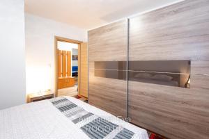 A bed or beds in a room at Apartman Eva Rogotin