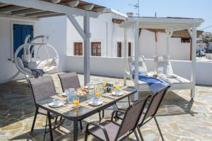 En restaurang eller annat matställe på The Veranda of Gavrion-Exclusive, Centrally located with Seaview