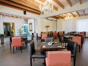 Um restaurante ou outro lugar para comer em Qorianka Hotel