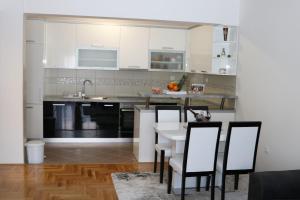 Virtuvė arba virtuvėlė apgyvendinimo įstaigoje Apartman DORA