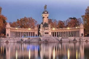 un edificio con una torre de reloj en medio de un lago en LOFT STAR THE PALMER HOUSE en Madrid