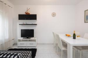 Televízia a/alebo spoločenská miestnosť v ubytovaní Apartment LARO - Modern&Spacious