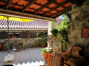 a patio of a house with a stone wall at A Casa da Fonte in Alviobeira