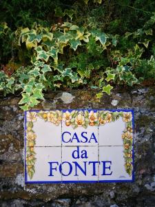 a sign that says casa de fonda on a stone wall at Casa da Fonte in Alviobeira