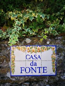 um sinal que diz casa de fonda numa parede de pedra em Casa da Fonte em Alviobeira