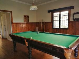 a pool table in a living room with afits at Hostal Viña Malva in Coltauco
