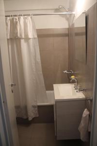 a bathroom with a shower curtain and a sink at Departamento de la Bahia in Bahía Blanca