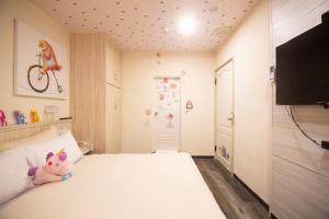 Televiisor ja/või meelelahutuskeskus majutusasutuses Meizhou Hot Spring Hotel溫泉商旅
