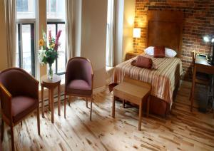 Postel nebo postele na pokoji v ubytování Hotel Quartier des Spectacles