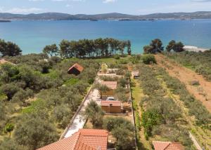 eine Luftaufnahme eines Hauses neben dem Wasser in der Unterkunft Apartment Renata in Sveti Filip i Jakov