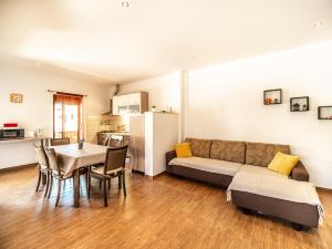 ein Wohnzimmer mit einer Couch und einem Tisch in der Unterkunft Apartment Renata in Sveti Filip i Jakov