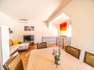 ein Wohnzimmer mit Tisch und Couch in der Unterkunft Apartment Renata in Sveti Filip i Jakov