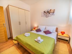 ein Schlafzimmer mit einem Bett mit zwei Handtüchern darauf in der Unterkunft Apartment Renata in Sveti Filip i Jakov
