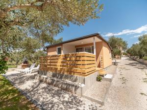 una pequeña casa con una valla de madera alrededor en Mobile House Fantina en Sveti Filip i Jakov