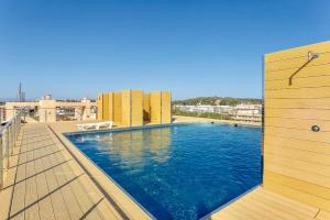 een zwembad op het dak van een gebouw bij apartament de luxe con piscina in Salou