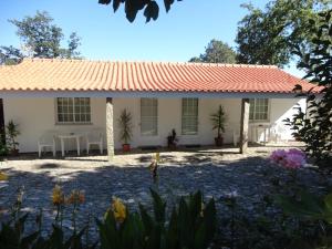 Casa Boavista في باريديس دي كورا: منزل بسقف احمر