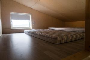 En eller flere senge i et værelse på Einishus Cottages