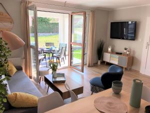 a living room with a couch and a table at Apartament MOMENTUM in Trzęsacz