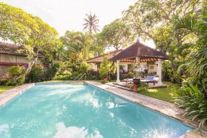 een zwembad voor een huis bij Puri Angsa Saba in Keramas
