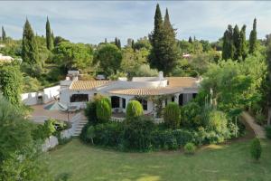 an aerial view of a house with a garden at Villa Sol e Mar in Portimão