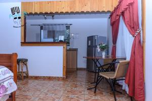 Cuisine ou kitchenette dans l'établissement Hostal y Cabañas Aorangi