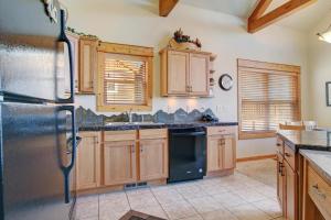 Kuchyň nebo kuchyňský kout v ubytování Nisa Mountain 36 Condo + 30 fotografií