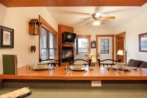 TV a/nebo společenská místnost v ubytování Powell Peak 104 Condo