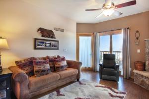 un soggiorno con divano e ventilatore a soffitto di Lookout Mountain 27B Condo a Estes Park