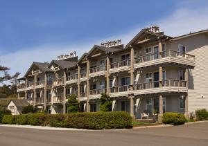 un gran edificio de apartamentos con balcones y una calle en The Wayside Inn en Cannon Beach