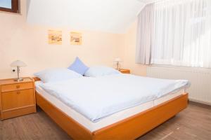 Ein Bett oder Betten in einem Zimmer der Unterkunft Haus Alexandra inkl MeineCard Plus