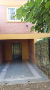 eine Haustür eines Hauses mit einem Zaun in der Unterkunft La Palmera escondida in Colón