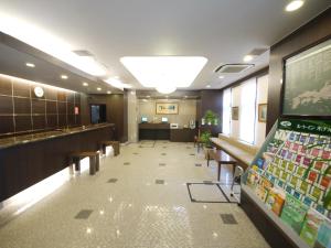 una zona di attesa di un ospedale con panche e tavoli di Hotel Route-Inn Fukui Ekimae a Fukui