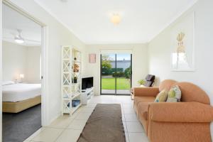 sala de estar con sofá y cama en Bayside - Aldinga Beach - C21 SouthCoast Holidays en Aldinga Beach