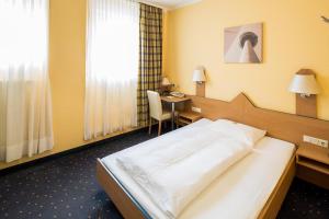 Postel nebo postele na pokoji v ubytování Central Hotel