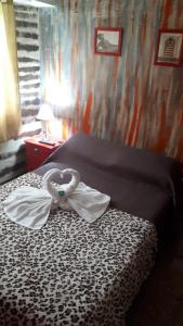 a white swan on a bed in a bedroom at Hotel Florencia in Necochea
